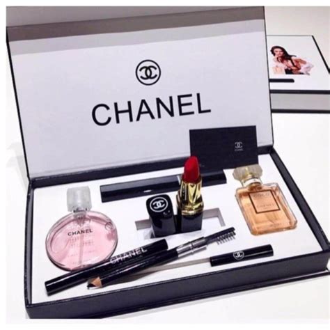 chanel pacchetto|Chanel corporate gift set.